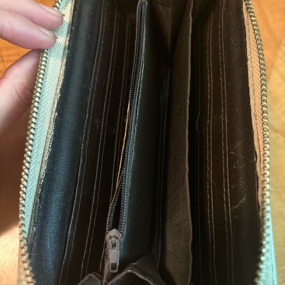 Faux leather zipper wallet. Puppies in a basket on the front and back - Picture 10 of 12